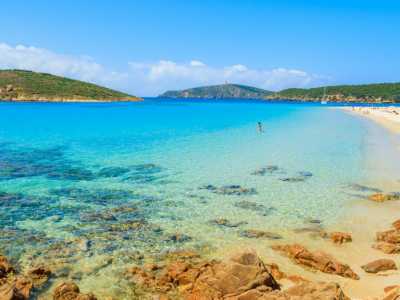 Spiaggia di Tuerredda � L�arenile si trova in una insenatura tra capo Malfatano e capo Spartivento, nella parte meridionale della Sardegna. Ben riparata dal vento maestrale permette bagni di sole e di mare in una cornice da sogno